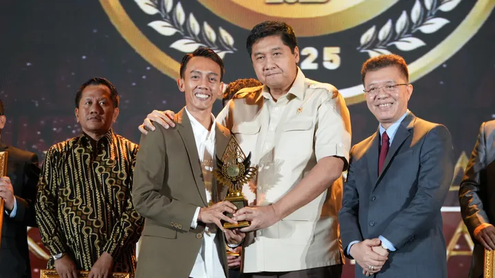 Perwakilan Pesona Kahuripan menerima penghargaan